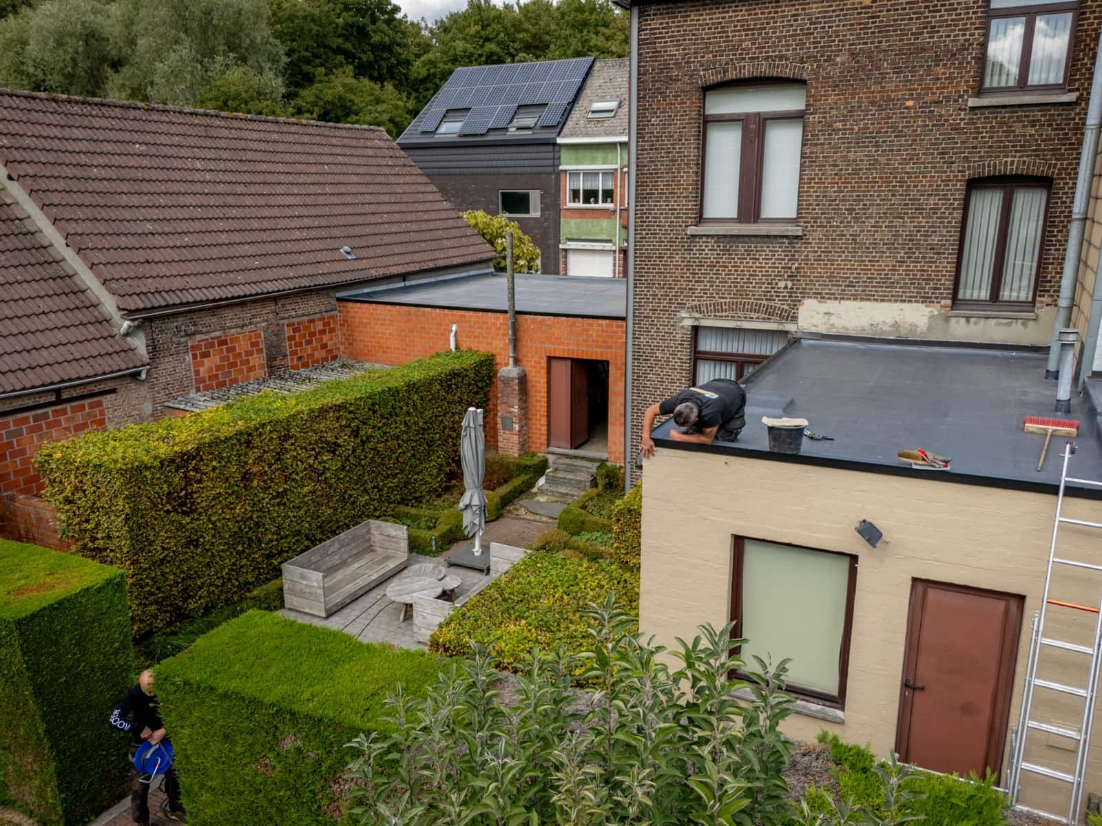 Hellend dak met dakpannen hersteld door Dakwerken CPD