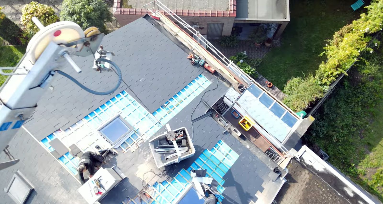 Dakwerken CPD bv aan het werk op een dak in Willebroek